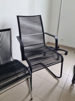3 fauteuils et 1 chaise en fil plastique 