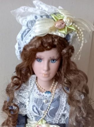 Poupée ???? porcelaine 