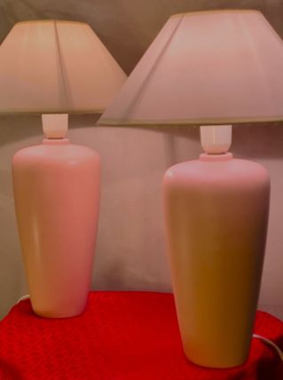 paire de lampes 1970 ceramique rose mat et abat jour blanc c