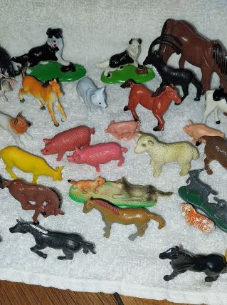 lot miniature figurine animaux de la ferme et fermiers 