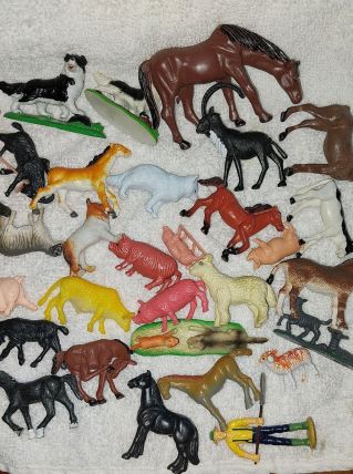 lot miniature figurine animaux de la ferme et fermiers 