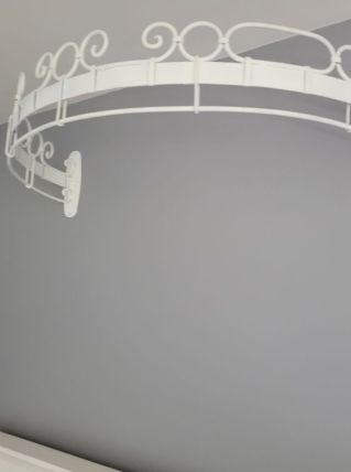 Support blanc de ciel de lit