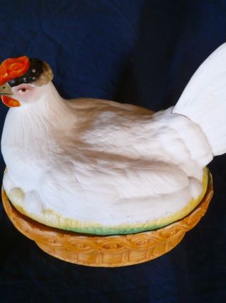 POULE EN CERAMIQUE DANS SA COUVEUSE 