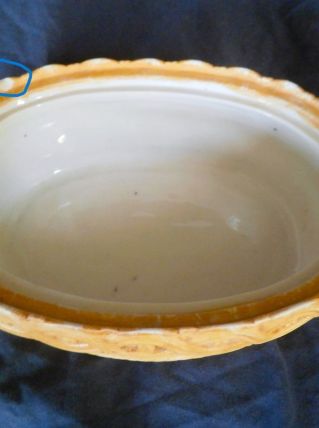 POULE EN CERAMIQUE DANS SA COUVEUSE 