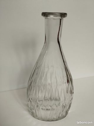 2 BOUTEILLES OU CARAFES/FACETTES NERVURES