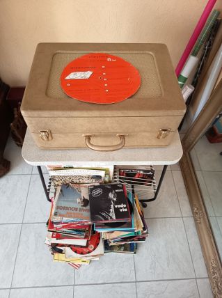 Tourne disque + 100 disques 45t