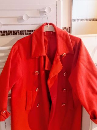 manteau orange à boutons, style vintage