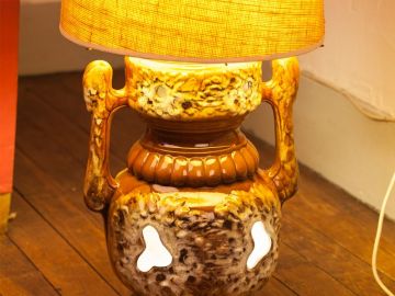 Lampe de sol Vintage, pied en céramique et abat jour tissu Lampe de sol Vintage, pied en céramique et abat jour tissu