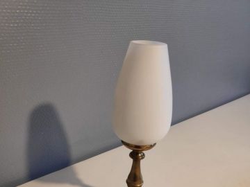 lampe avec pied en laiton et globe en opaline blanche ovoïde lampe avec pied en laiton et globe en opaline blanche ovoïde
