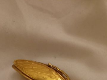 Broche Ancienne Plaque Or Vintage – Bijou Rétro – Occasion – Sans Marque – Parfaite Pour Collectionneurs