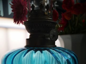 Lampe à Pétrole Vintage - Verre Bleu, Laiton Effet Marbre, Ancienne - Pièce De Collection