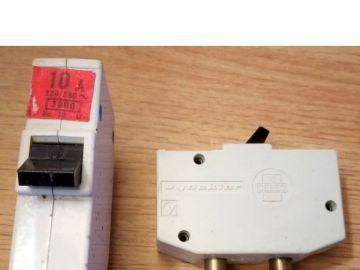 10A dailymall 2pcs 12V Voiture Mini Interrupteur à Fusible Manuel Interrupteur Disjoncteur 