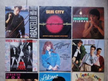 Lot de 23 disques vinyles 45 tours des années 80