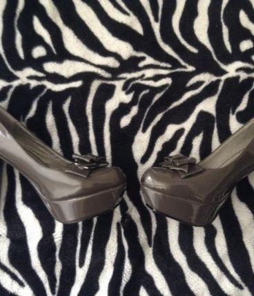 Escarpins vernis gris