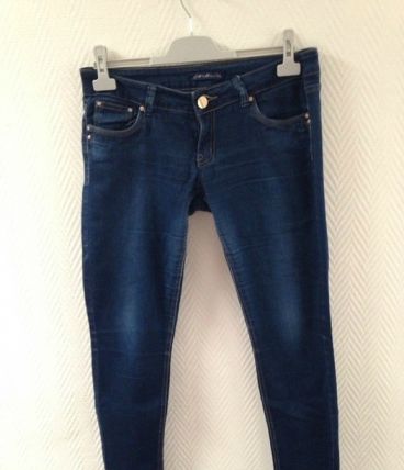 Jeans noeuds aux poches des fesses.