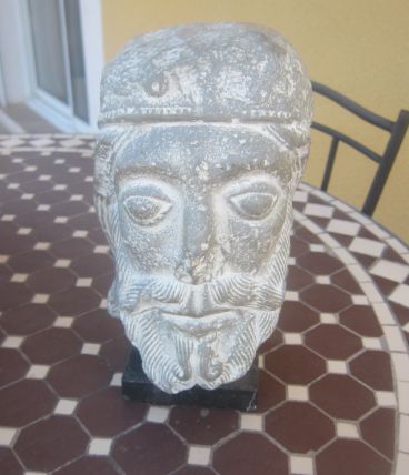 tete assyrienne musée du louvre , année 50 en pierre 3k200