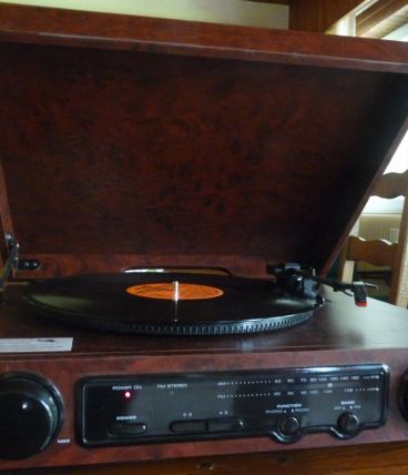 Platine tourne-disque vinyle et radio intégrée