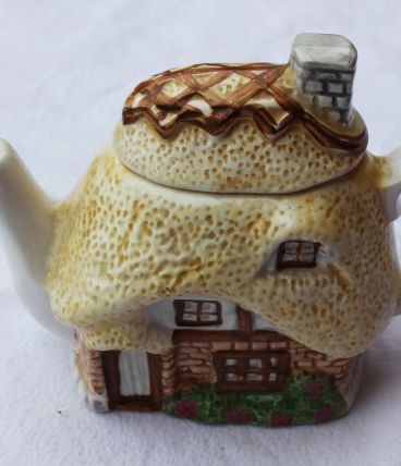 Adorable théière en forme de maison