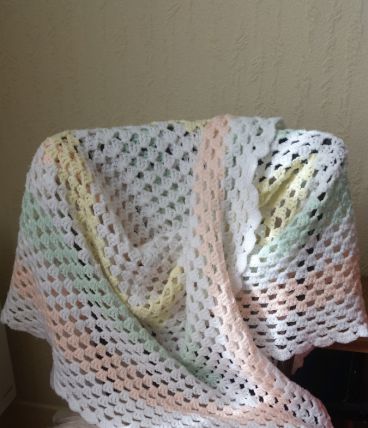 Plaid au crochet vintage en laine pastel