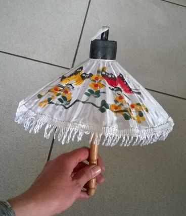 Ancienne mini ombrelle pour poupée 