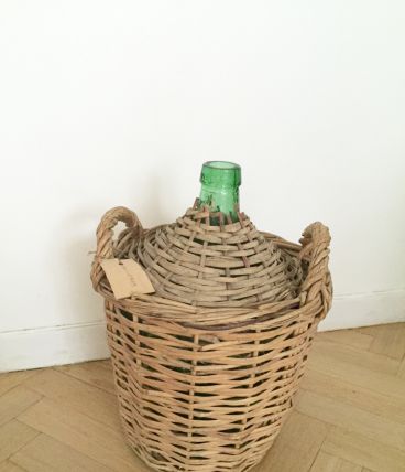 Dame Jeanne verte dans son panier osier