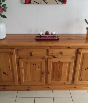 MEUBLE BAS EN PIN MASIF VERNIS 