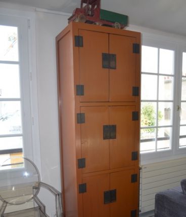 Armoire design asiatique en laqué orange 