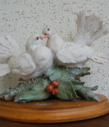 couple de colombes sur socle bois