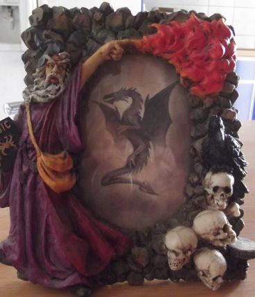 cadre gothique avec tête de mort et dragon