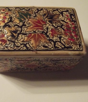 jolie boite ancienne laquée et peinte à la main