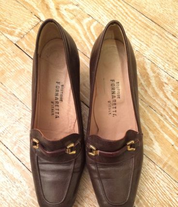 Escarpins Vintage en Cuir à Boucle Dorée