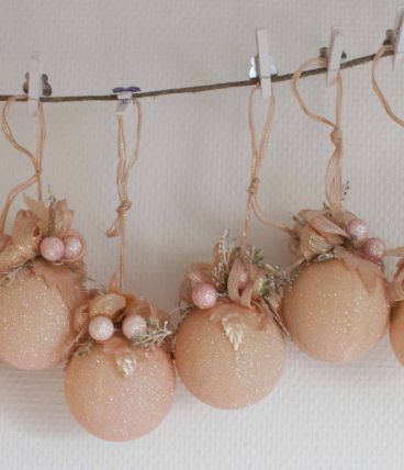 boules de noël roses saumon