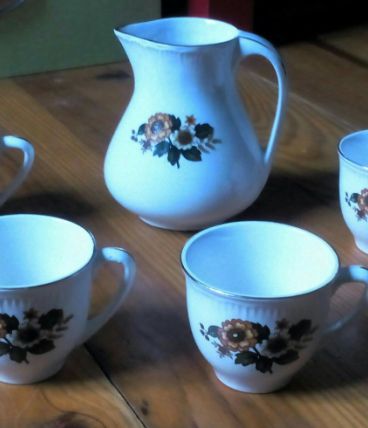 6 jolies tasses et un pot à lait - Vintage années 60
