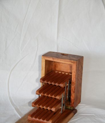 Distributeur cigarettes vintage en olivier