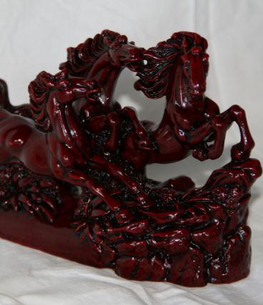 chevaux du bonheur résine rouge