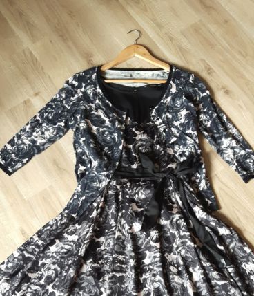 Robe rétro et son cardigan