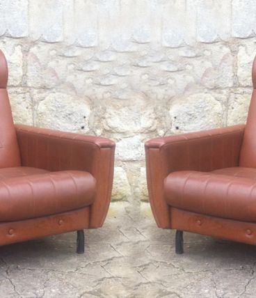 Paire de fauteuils de salon en  skaï marron - années 1960