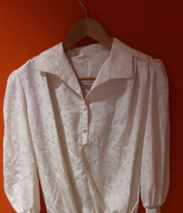 chemsisier blanc à pois irisés