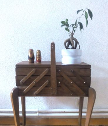 Jolie travailleuse en bois - vintage