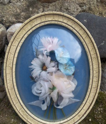 Joli cadre reliquaire bombé ovale - ancien