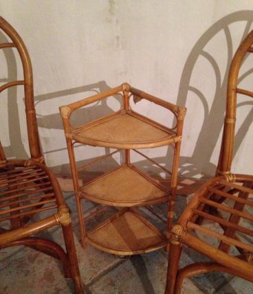 Chaises en rotin et déserte 