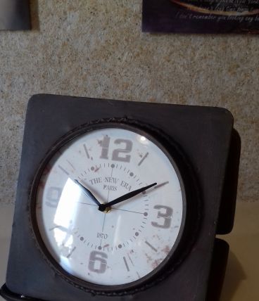 Horloge vintage en boite métal