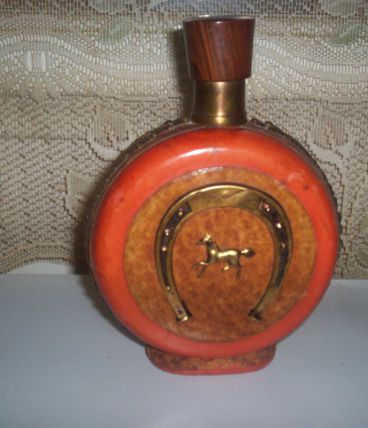 bouteille verre et recouvert cuir pour apéro bar 