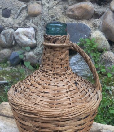 Dame jeanne dans son support en osier tréssé