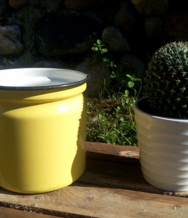 Pot à bouillir le lait en tôle émaillée jaune - vintage