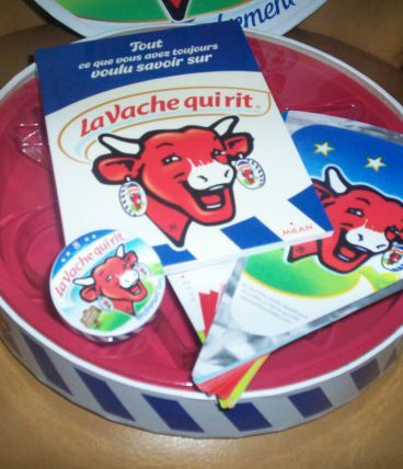 GROSSE BOITE  + LIVRE + 29 RECETTES + MAGNET VACHE QUI RIT 