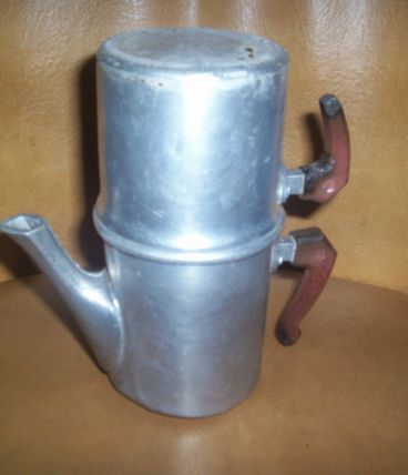 PETITE CAFETIERE POUR 2 TASSES période 1950/60 
