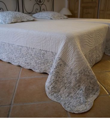 2 dessus de lit en boutis et housses d’oreiller assorties