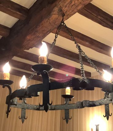 Grand lustre ferroné avec ses appliques, type gothique, années 50