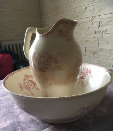 Broc et bassine en terre de fer dentelles